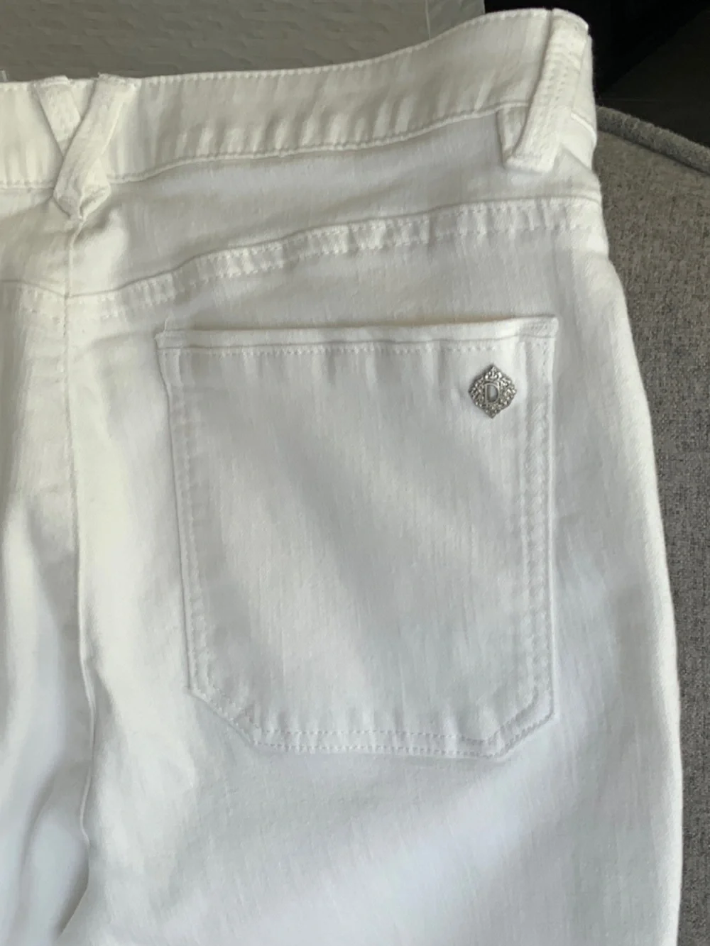 Democracy White Raw-Hem Cropped Ankle Jeans - Picture 3 of 4